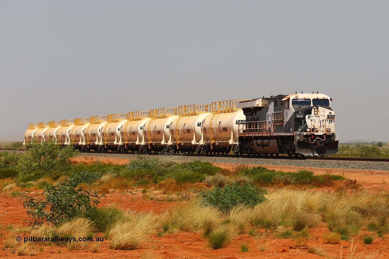 170915 0705
Great Northern Highway 18.2 km grade crossing, empty Roy Hill fuel train powers along bound for Tad Yard with General Electric built ES44ACi unit RHA 1019 serial 64300 leading eleven of Roy Hill's twelve tank waggons. 15th September 2017. [url=https://goo.gl/maps/DR61N4rDVZy]View map here[/url].
Keywords: RHA-class;RHA1019;GE;ES44ACi;64300;