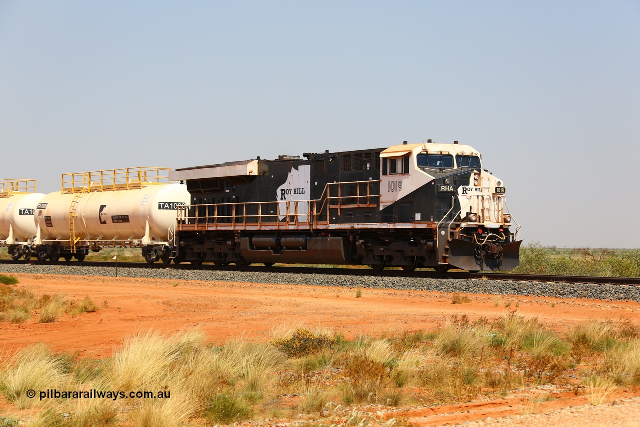 170915 0710
Great Northern Highway 18.2 km grade crossing, empty Roy Hill fuel train powers along bound for Tad Yard with General Electric built ES44ACi unit RHA 1019 serial 64300 leading eleven of Roy Hill's twelve tank waggons. 15th September 2017. [url=https://goo.gl/maps/DR61N4rDVZy]View map here[/url].
Keywords: RHA-class;RHA1019;GE;ES44ACi;64300;