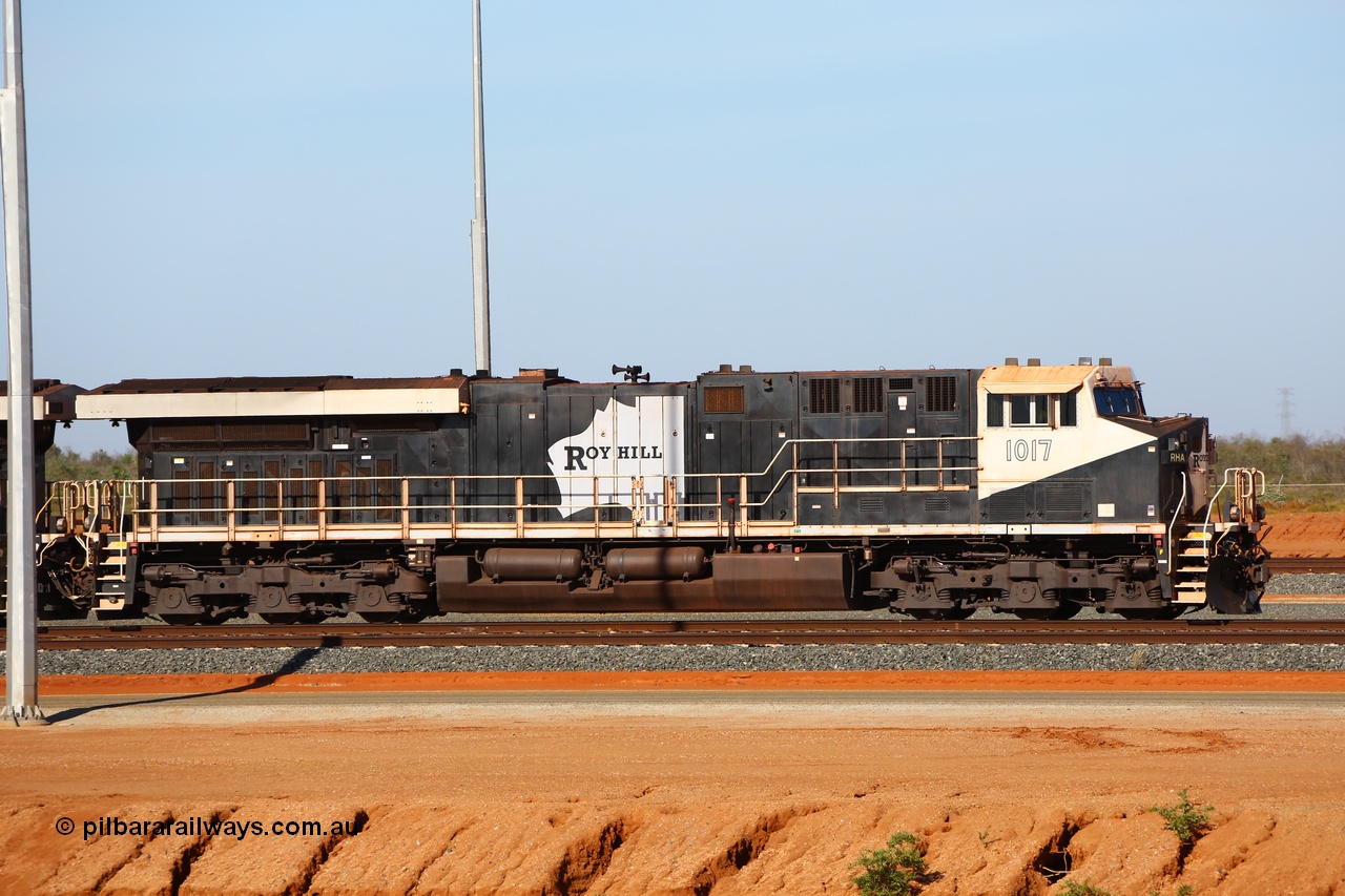 171018 0953
Tad Yard and Roy Hill's General Eclectic ES44ACi model unit RHA 1017 serial number 63828 idles away in between duties. This ES44ACi unit was built in September 2015 as Erie Pennsylvania, USA. 18th October 2017.
Keywords: RHA-class;RHA1017;GE;ES44ACi;63828;