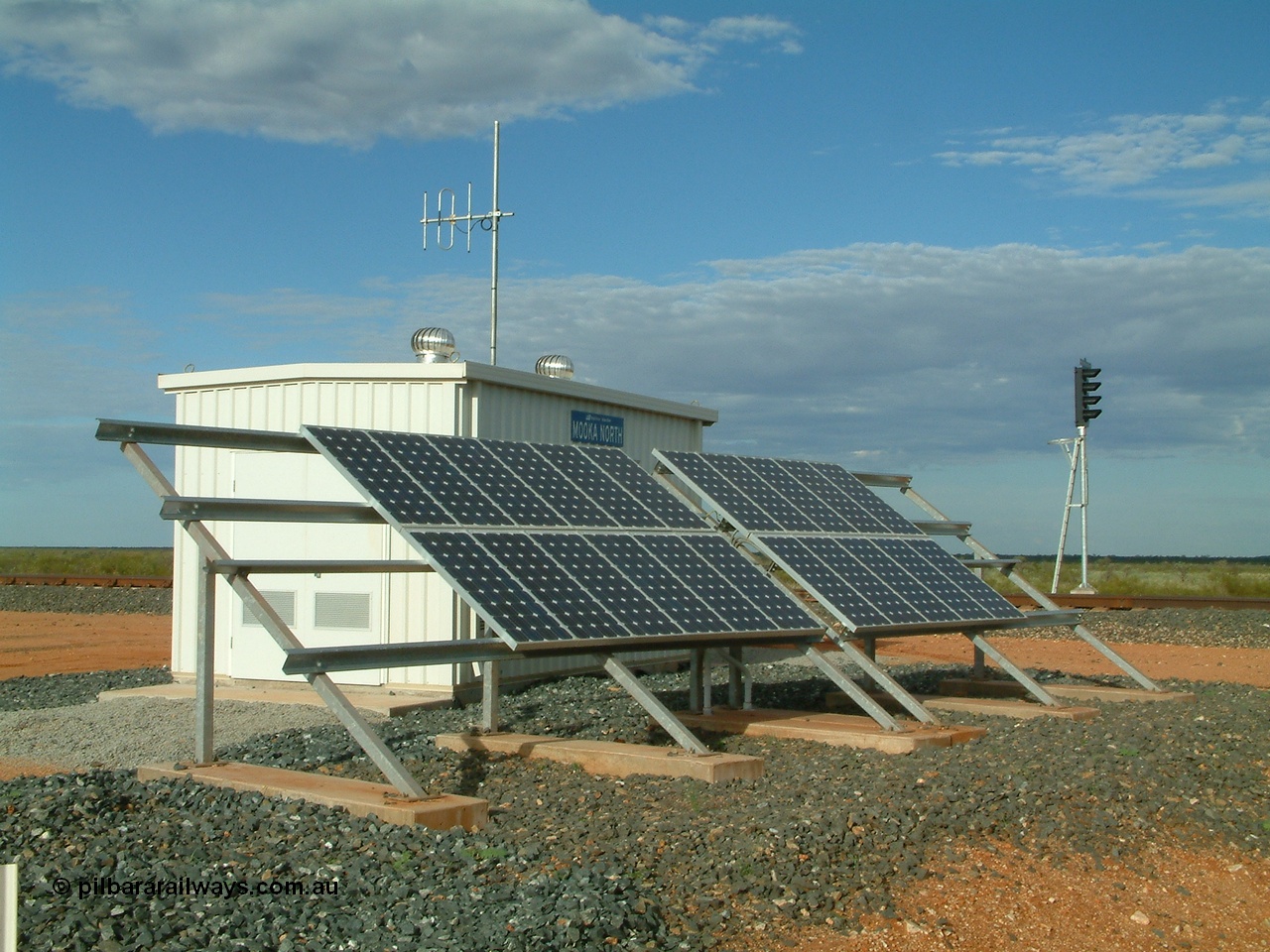 040407 075058
Mooka Siding, Mooka North location relay room with solar panel array on the north side, arrival LED type signal MAN 3 visible beside the mainline. 7th April 2004.
