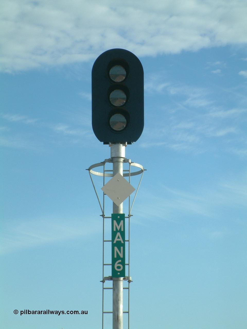 040407 075425
Mooka Siding, LED colour light signal head MAN 6 located at the north end of the passing siding, departure signal.
