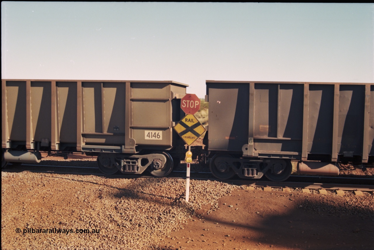 207-05
Yandi One balloon loop, Goninan built ore waggon 4146 coupled to an original style Comeng waggon on the empty side of the load-out tunnel, August 1999.
Keywords: 4146;Goninan;BHP-ore-waggon;