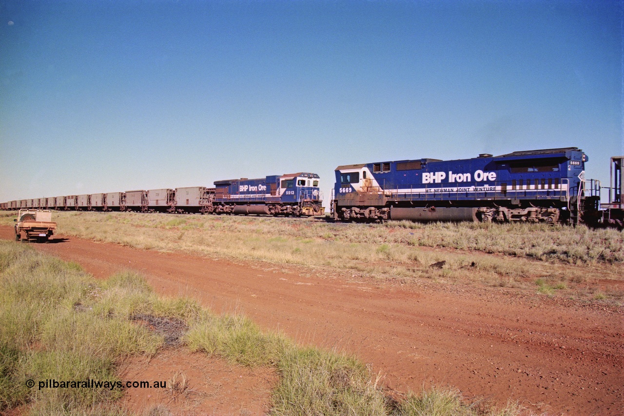 207-28
Hardie Siding, the days of the C36-7M or Dash 7 units running the Goldsworthy line are almost over, as the CM40-8M or Dash 8 variants take up the task following the arrival of the AC6000 class units. Here, CM40-8MEFI unit 5669 'Beilun' takes the passing track with an empty as C36-7M unit 5513 holds the mainline with a loaded.
Keywords: 5669;Goninan;GE;CM40-8EFI;8412-02/95-160;rebuild;Comeng-NSW;ALCo;M636C;5486;C6084-2;