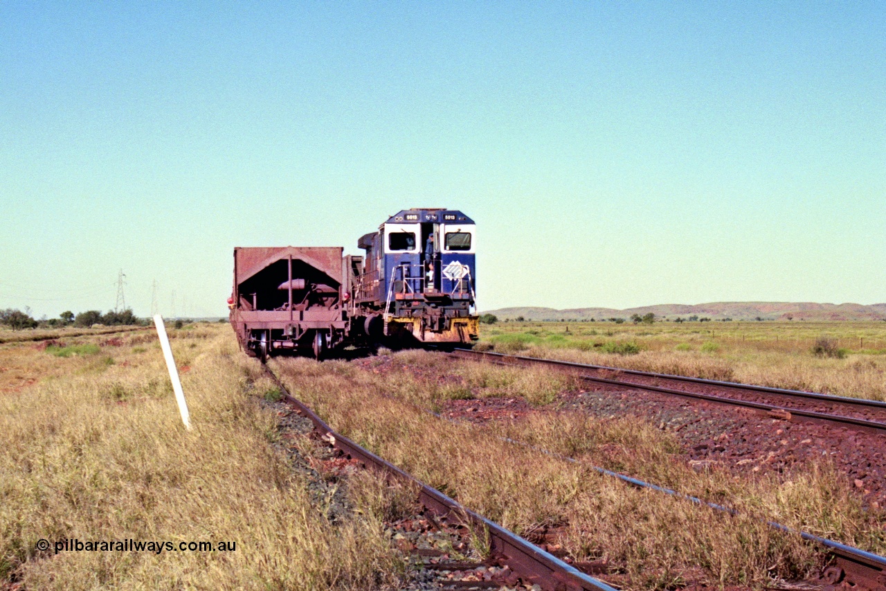 207-30
Hardie Siding, BHP locomotive 5513 is the final member of Goninan rebuilds from ALCo C636 5453 into a GE C36-7M serial 4839-02 / 88-078, cab front view, with rear of empty train in siding.
Keywords: 5513;Goninan;GE;C36-7M;4839-02/88-078;rebuild;AE-Goodwin;ALCo;C636;5453;G6012-2;