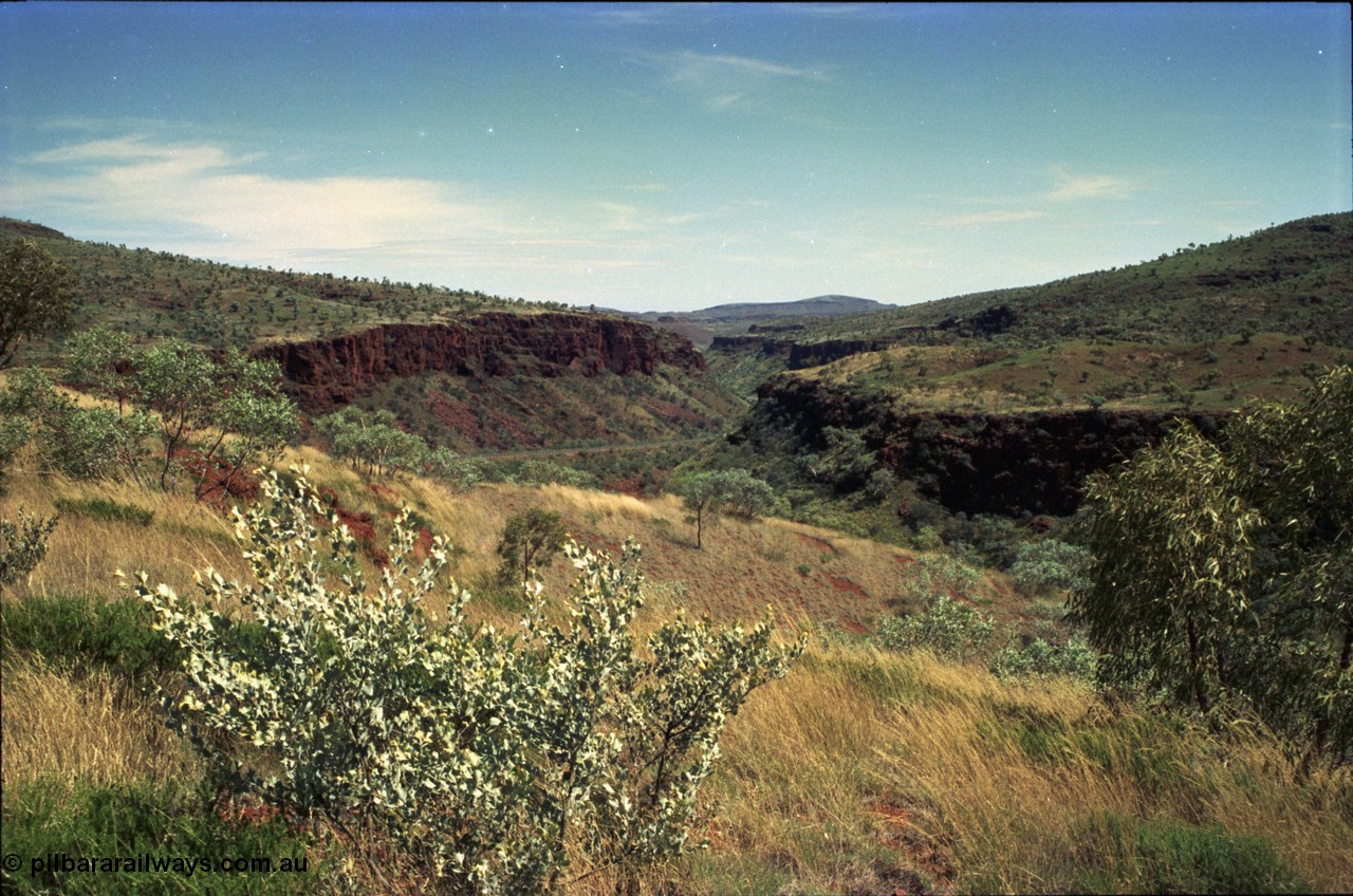 219-14
Munjina Gorge, view looking north towards Auski Roadhouse.
