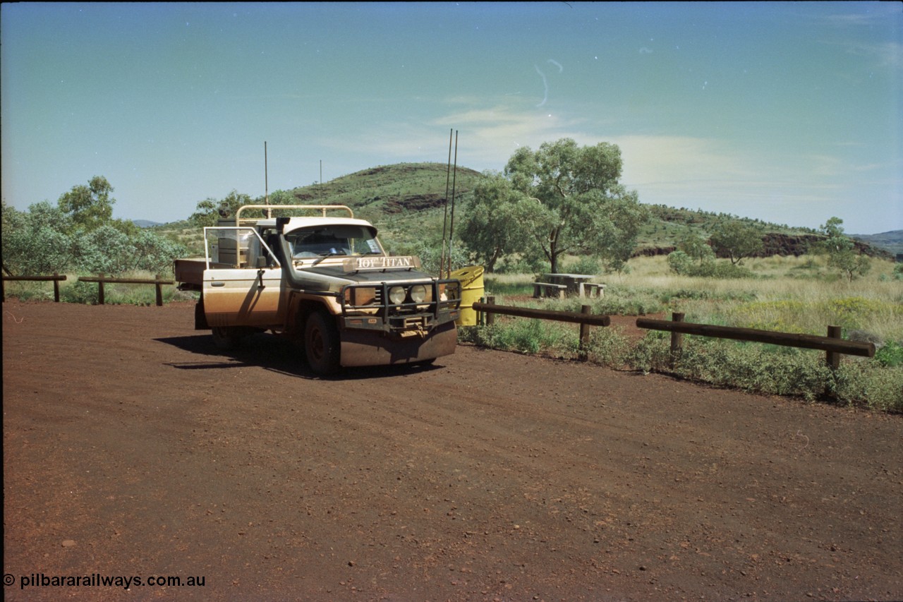 219-18
Munjina Gorge, original facilities at this lookout. The area has now changed and is known as the Albert Tognoli Rest Area these days.
