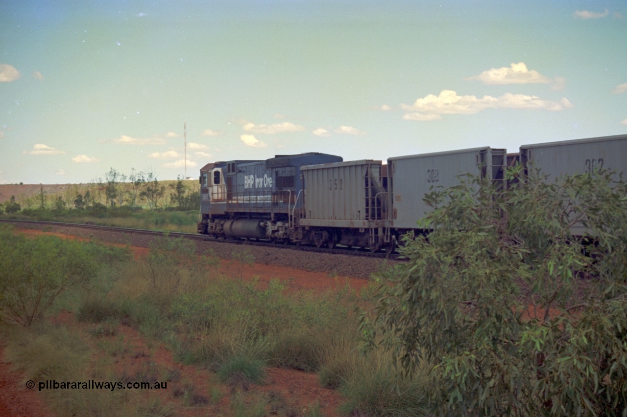 219-22
Goldsworthy Siding, C36-7M unit 5507 'Nimingarra' serial 4839-03 / 87-072, an original Mt Newman Mining ALCo C636 5461 to GE C36-7M rebuild carried out by Goninan, leads an empty train along the mainline, the waggon behind 5507 is numbered 352 and is one of ten Portec USA built waggons originally from Phelps Dodge Copper Mine.
Keywords: 5507;Goninan;GE;C36-7M;4839-03/87-072;rebuild;AE-Goodwin;ALCo;C636;5461;G6035-2;