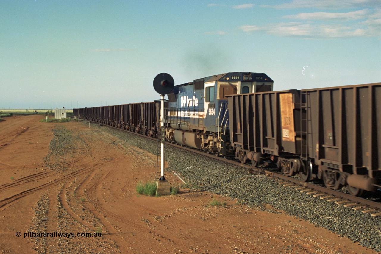 220-34
Goldsworthy Junction, empty train with mid-train loco a Goninan GE rebuild CM40-8M model 5654 'Kashima' serial 8412-11 / 93-145, seen here as the middle remote during a period of trials on Yandi trains where the consist was two leads units, 112 waggons, one loco, 112 waggons and the final loco.
Keywords: 5654;Goninan;GE;CM40-8M;8412-11/93-145;rebuild;Comeng-NSW;ALCo;M636C;5493;C6084-9;