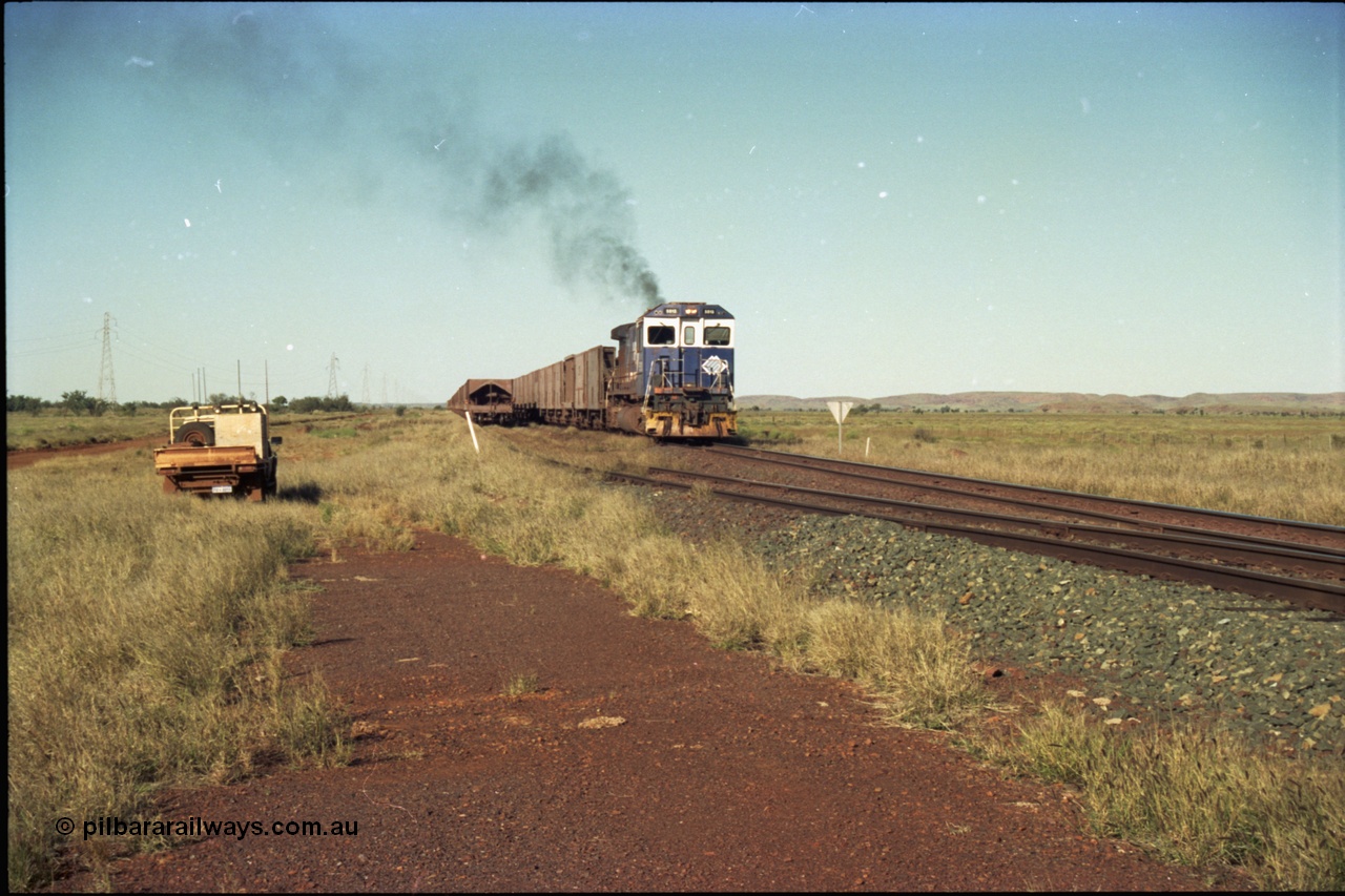 221-07
Hardie Siding, with the days of C36-7M operations numbered, Goninan rebuild 5513 serial 88-078 / 4839-02 from ALCo C636 5453 blasts away from Hardie with a loaded train bound for Finucane Island.
Keywords: 5513;Goninan;GE;C36-7M;4839-02/88-078;rebuild;AE-Goodwin;ALCo;C636;5453;G6012-2;