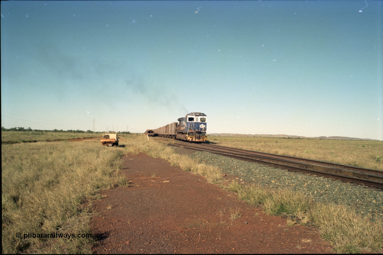 221-08
Hardie Siding, with the days of C36-7M operations numbered, Goninan rebuild 5513 serial 88-078 / 4839-02 from ALCo C636 5453 blasts away from Hardie with a loaded train bound for Finucane Island.
Keywords: 5513;Goninan;GE;C36-7M;4839-02/88-078;rebuild;AE-Goodwin;ALCo;C636;5453;G6012-2;