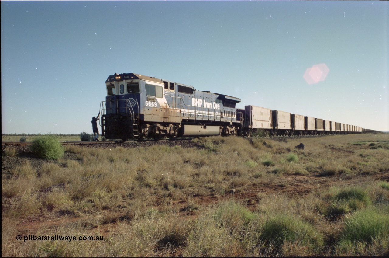 221-14
Hardie Siding, BHP Iron Ore Goninan rebuild unit CM40-8MEFI 5669 the last Dash 8 rebuilt for BHP and one of four fitted with an EFI prime mover, serial 95-160/8412-02, with the switch restored for the mainline the 2nd Person climbs aboard to continue on to Yarrie Mine.
Keywords: 5669;Goninan;GE;CM40-8EFI;8412-02/95-160;rebuild;Comeng-NSW;ALCo;M636C;5486;C6084-2;