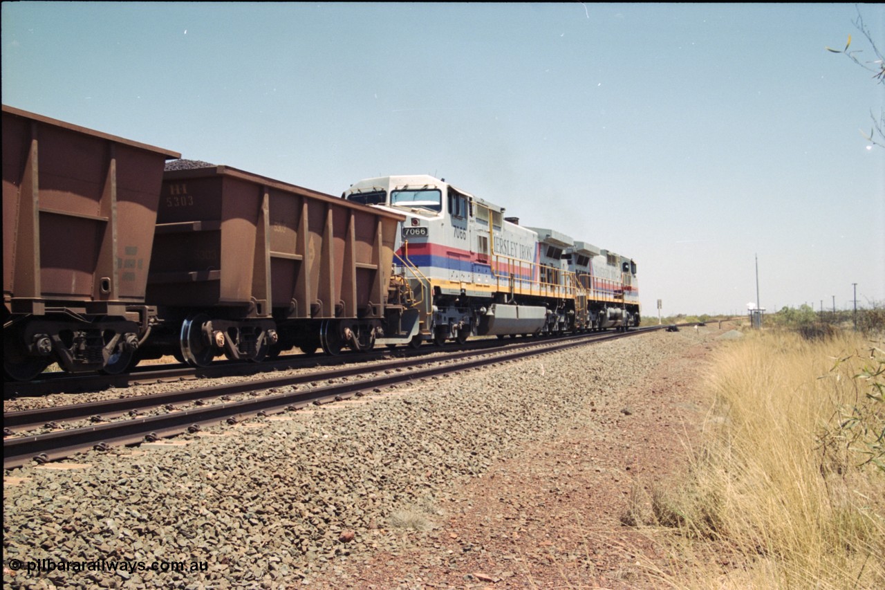 222-34
Somewhere on the original single line section between Gull and Rosella Hamersley Iron 7071 serial 47750 a General Electric Dash 9-44CW built by GE at Erie brings a loaded train away from the passing track back onto the mainline following a crew change with second unit 7066 serial 47745.
Keywords: 7066;GE;Dash-9-44CW;47745;