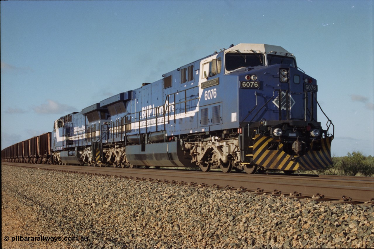 224-02
Bing siding, the afternoon empty to Yandi was a staple of the AC6000 units when delivered, operating the train as a pair, 112 waggons, AC6000 and 112 waggons. 6076 'Mt Goldsworthy' serial 51068 a General Electric AC6000 built by GE at Erie awaits the road to depart south with sister unit 6073. [url=https://goo.gl/maps/KQrczNpVhAH2]GeoData[/url].
Keywords: 6076;GE;AC6000;51068;