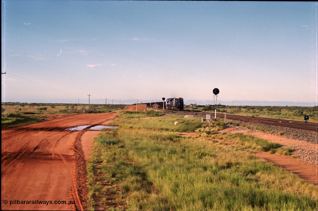 225-04
Bing siding, the afternoon empty train to Yandi was a double AC6000, 112 waggons, AC6000 and 112 waggons for a long time, here's one on approach behind General Electric AC6000 6074 serial 51066 built by GE at Erie. Flashbutt yard is to the right. [url=https://goo.gl/maps/r3bVfZz8aJS2]GeoData[/url].
Keywords: 6074;GE;AC6000;51066;