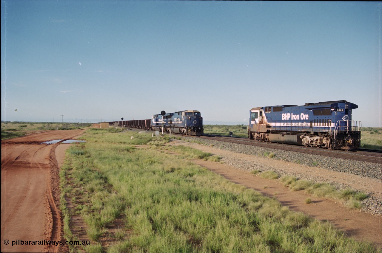 225-05
Bing siding, the afternoon empty train to Yandi was a double AC6000, 112 waggons, AC6000 and 112 waggons for a long time, here's one on approach behind General Electric AC6000 6074 serial 51066 built by GE at Erie as it passes Goninan rebuild CM40-8M GE unit 5669. [url=https://goo.gl/maps/r3bVfZz8aJS2]GeoData[/url].
Keywords: 5669;Goninan;GE;CM40-8EFI;8412-02/95-160;rebuild;Comeng-NSW;ALCo;M636C;5486;C6084-2;