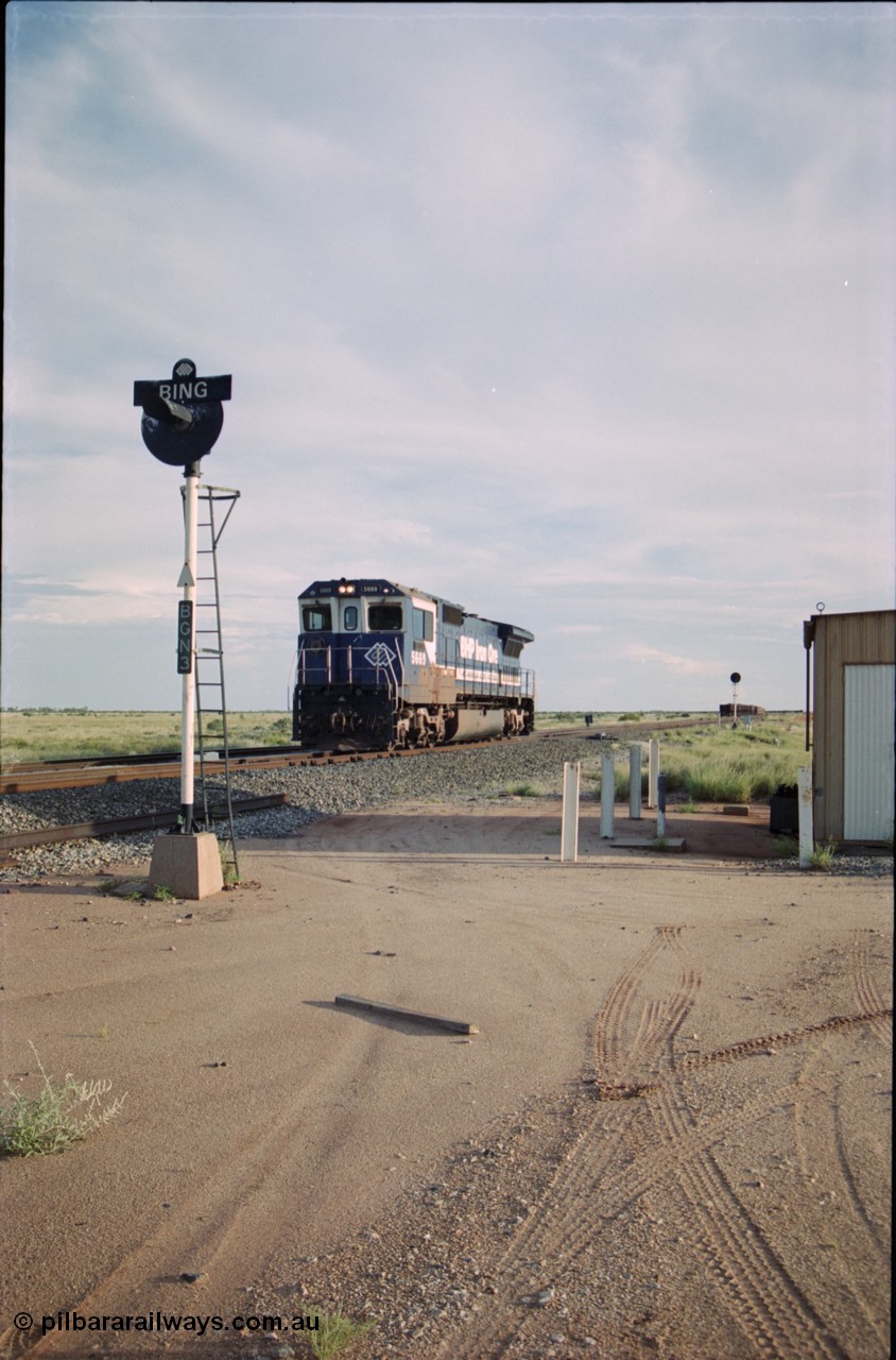 225-13
Bing siding, looking south, signal post BGN 3 arrival signal for south bound movements, empty train heading south, 5669 'Beilun' serial 8412-02 / 95-160 was the final Dash 8 rebuilt for BHP Iron Ore by Goninan as a CM40-8MEFI GE rebuilt from an ALCo, light engine on approach. [url=https://goo.gl/maps/wR1VPD4UAdn]GeoData[/url].
Keywords: 5669;Goninan;GE;CM40-8EFI;8412-02/95-160;rebuild;Comeng-NSW;ALCo;M636C;5486;C6084-2;