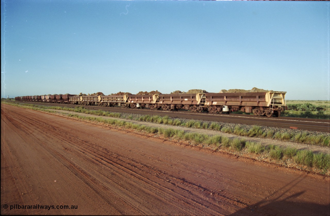 225-27
Bing siding backtrack, a ballast consist of 17 GML bottom discharge waggons and 6 Difco side dump rip rap waggons, possibly an 'emergency' ballast train for the GML line following flood damage. [url=https://goo.gl/maps/d3XYJ1cqapJ2]GeoData[/url].
