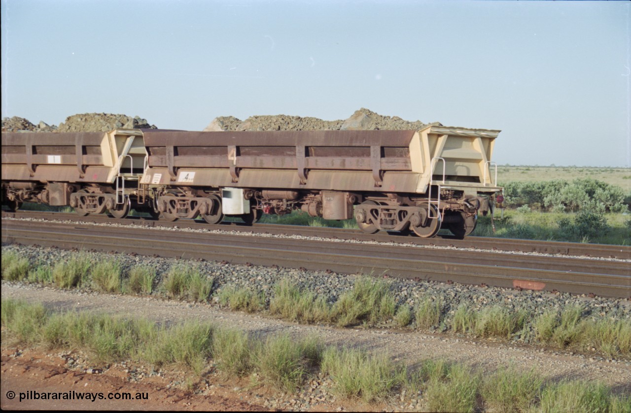 225-28
Bing siding backtrack, Difco USA built short side dump waggon 4 loaded with rip rap, originally built for GML traffic in 1966, side view. [url=https://goo.gl/maps/d3XYJ1cqapJ2]GeoData[/url].
Keywords: Difco-Ohio-USA;