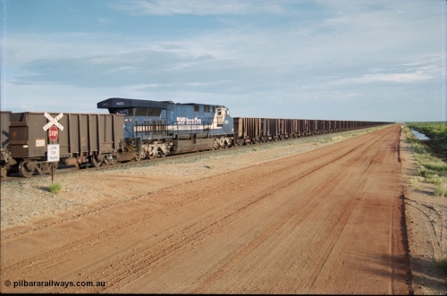 225-24
At the 24.1 km grade crossing on the BHP Newman line, General Electric AC6000 model unit 6073 serial 51065 built at GE Erie is the mid-train remote for the afternoon empty Yandi mine train as it heads south. This was before the units were named. [url=https://goo.gl/maps/qGkyfiuy6212]GeoData[/url].
Keywords: 6073;GE;AC6000CW;51065;