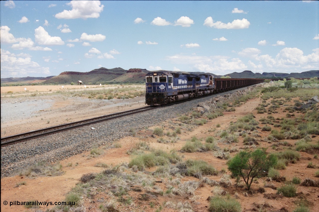 226-06
Redmont, at the 202 km, a loaded Yandi train descends the .76 percent grade with the standard of the time Double Dash 8 combination with Goninan rebuild CM40-8M GE unit 5653 'Chiba' serial 8412-10/93-144 leading sister unit 5643 down the grade. [url=https://goo.gl/maps/HYx9nXwpXfP2]GeoData[/url].
Keywords: 5653;Goninan;GE;CM40-8M;8412-10/93-144;rebuild;AE-Goodwin;ALCo;M636C;5484;G6061-5;