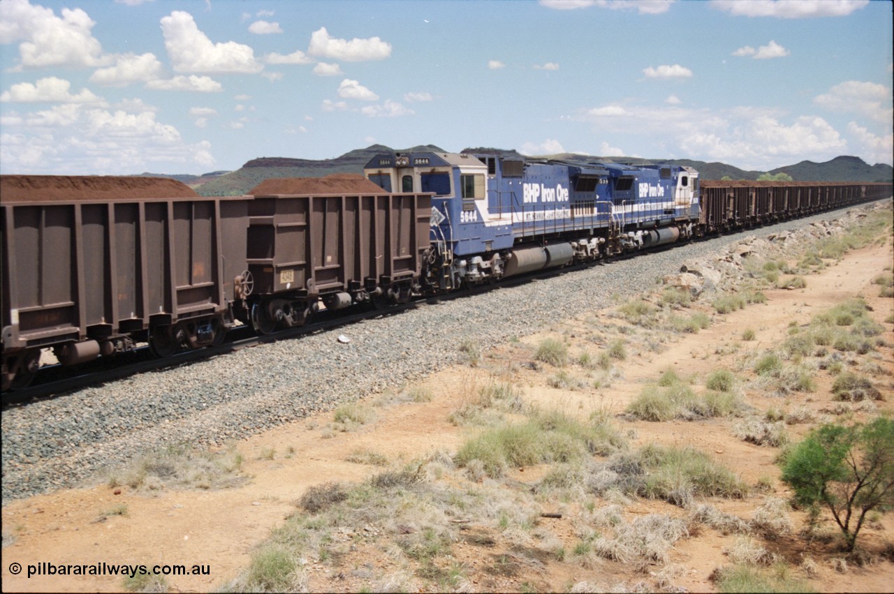 226-09
Redmont, at the 202 km the mid-train remotes Goninan rebuild CM40-8M GE unit 5644 'Kangan' serial 8281-09/92-133 leads sister unit 5639. [url=https://goo.gl/maps/HYx9nXwpXfP2]GeoData[/url].
Keywords: 5644;Goninan;GE;CM40-8M;8281-09/92-133;rebuild;AE-Goodwin;ALCo;M636C;5471;G6047-3;