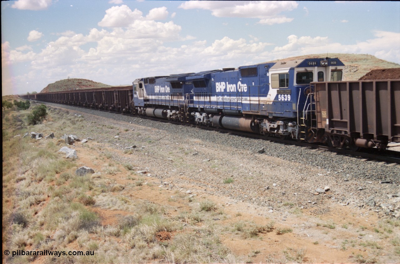 226-10
Redmont, at the 202 km the mid-train trailing remote Goninan rebuild CM40-8M GE unit 5639 'Corunna Downs' serial 8281-03/92-128. [url=https://goo.gl/maps/HYx9nXwpXfP2]GeoData[/url].
Keywords: 5639;Goninan;GE;CM40-8M;8281-03/92-128;rebuild;AE-Goodwin;ALCo;C636;5459;G6027-3;