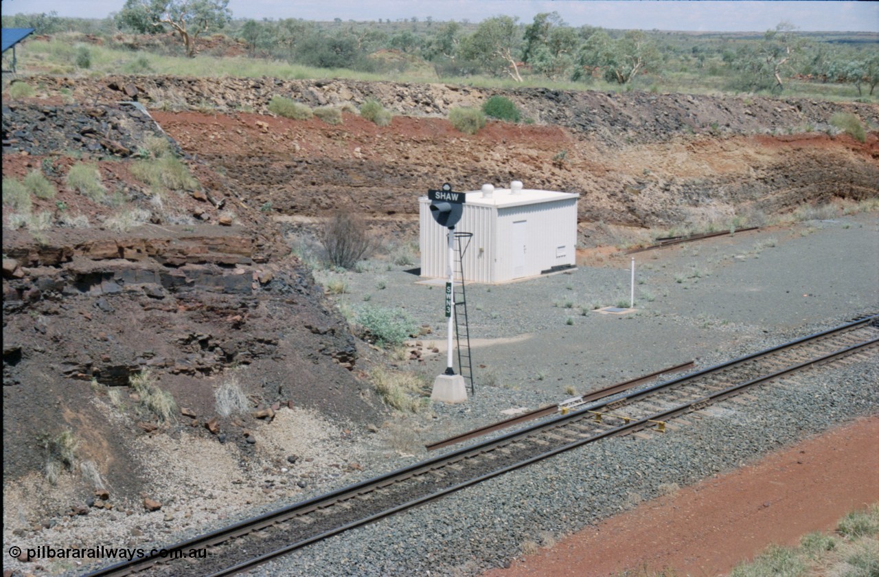 226-13
Shaw North, 216.5 km, arrival signal SWN 3 Shaw North 3 at the top of the steep 1.5 percent climb that south bound empties face. Dragging equipment detection bars visible, they are painted yellow and the interlocking room. [url=https://goo.gl/maps/emPzCHvnzAJ2]GeoData[/url].
