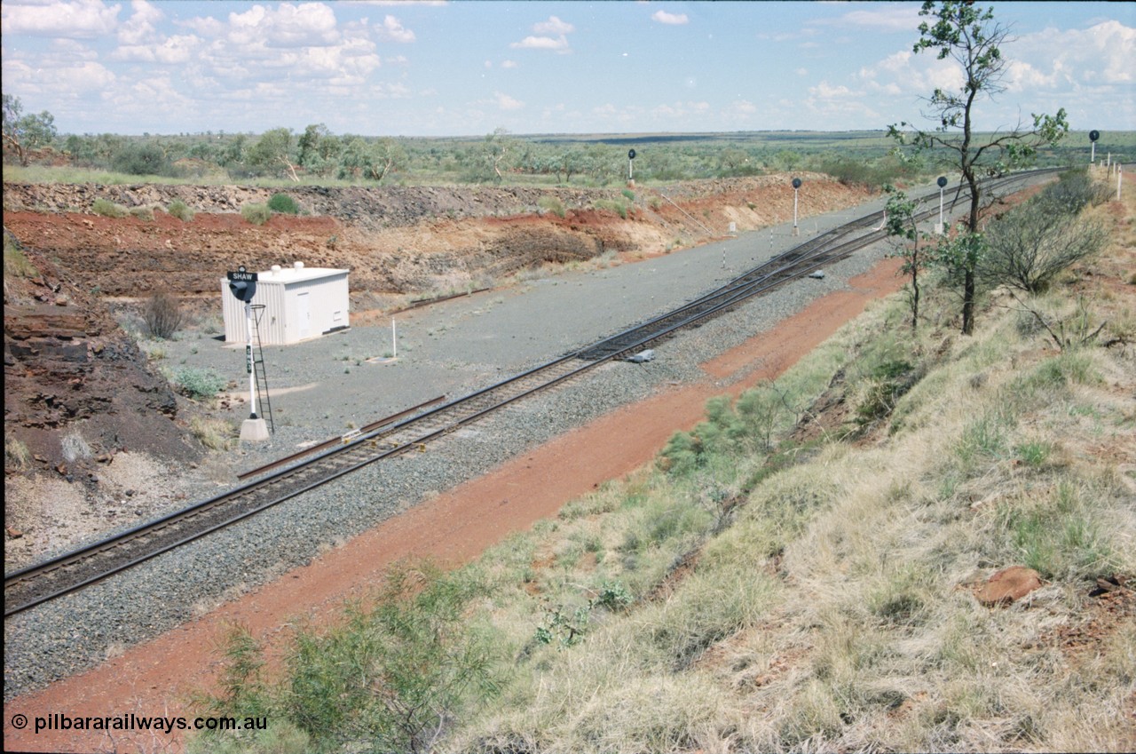 226-14
Shaw North, 216.5 km, expanded view with arrival signal SWN 3 Shaw North 3 which is at the top of the steep 1.5 percent climb that south bound empties face. Dragging equipment detection bars visible, they are painted yellow and the interlocking room with the north end points and the departure signals and repeater posts due to the large curve loaded trains face. [url=https://goo.gl/maps/emPzCHvnzAJ2]GeoData[/url].
