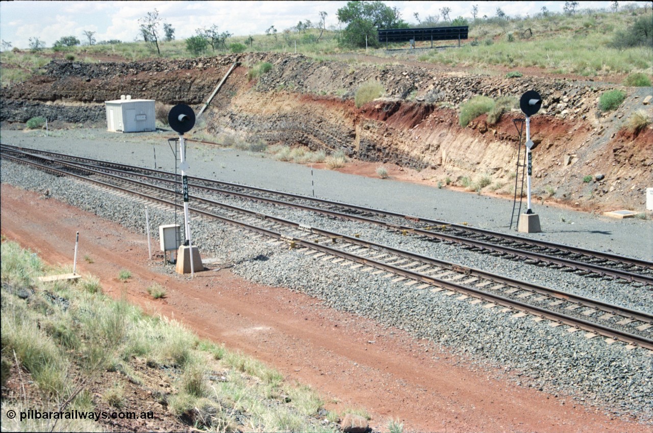 226-16
Shaw North, 216.5 km, departure signals SWN 4 for the mainline and SWN 6 for the loop for loaded trains that are about to descend the steep 1.5 percent decent to Garden Siding. Dragging equipment detection bars visible, they are painted yellow and the interlocking room with solar array mounted above the cutting. [url=https://goo.gl/maps/emPzCHvnzAJ2]GeoData[/url].
