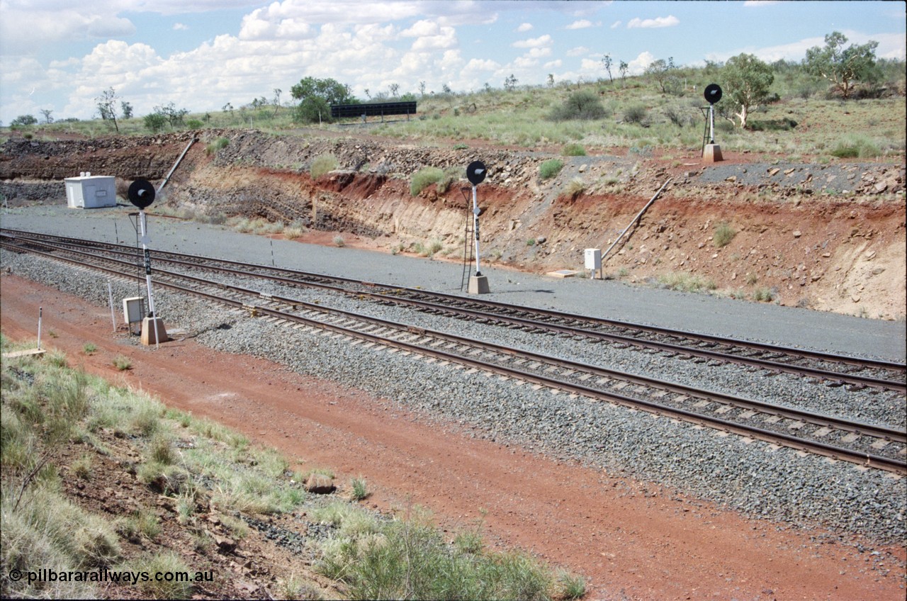 226-17
Shaw North, 216.5 km, departure signals SWN 4 for the mainline and SWN 6 for the loop for loaded trains that are about to descend the steep 1.5 percent decent to Garden Siding. Dragging equipment detection bars visible, they are painted yellow and the interlocking room with solar array mounted above the cutting. The signal on the top of the cutting on the right is SWN 6R the repeater post for SWN 6 due to the 700 metre radius curve north bound trains approach this location. [url=https://goo.gl/maps/emPzCHvnzAJ2]GeoData[/url].
