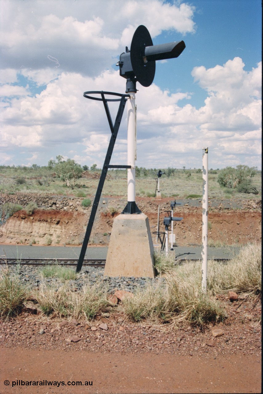 226-20
Shaw North, 216.5 km, all the departure signals in a row looking across the cutting. SWN 4R, SWN 4, SWN 6 and SWN 6R for north bound movements. [url=https://goo.gl/maps/emPzCHvnzAJ2]GeoData[/url].
