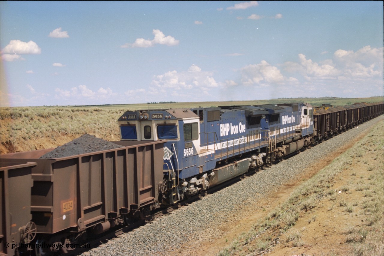 226-34
Shaw siding 219 km, 5656 'Keihin' serial 8412-01 / 94-147 is the lead or controlling remote on the mid-train pair of units, the vinyl windscreen protectors are fitted to the windscreens, note the large flat fuel tank indicating these two units were Comeng NSW built ALCo's. [url=https://goo.gl/maps/JLjSYskHScU2]GeoData[/url].
Keywords: 5656;Goninan;GE;CM40-8M;8412-01/94-147;rebuild;Comeng-NSW;ALCo;M636C;5494;C6084-10;