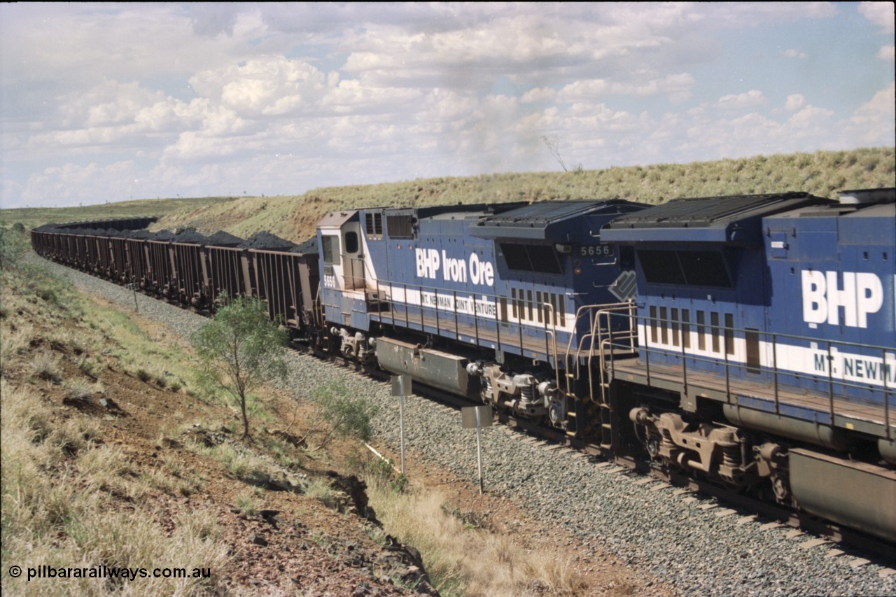 226-35
Shaw siding 219 km, 5656 'Keihin' serial 8412-01 / 94-147 is the lead or controlling remote on the mid-train pair of units, the CCTV camera is visible under the radiator wing, this was a trial for single man crewing when operating long end lead, also note the large flat fuel tank indicating these two units were Comeng NSW built ALCo's. [url=https://goo.gl/maps/JLjSYskHScU2]GeoData[/url].
Keywords: 5656;Goninan;GE;CM40-8M;8412-01/94-147;rebuild;Comeng-NSW;ALCo;M636C;5494;C6084-10;