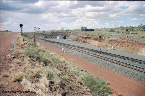 226-18
Shaw North, 216.5 km, expanded view showing departure signals from left to right, SWN 4R repeater for SWN 4, SWN 4 for the mainline and SWN 6 for the loop, then SWN 6R on the far right. Loaded trains are about to descend the steep 1.5 percent decent to Garden Siding from this location. The interlocking room with solar array mounted above the cutting in the background with the arrival signal also visible. The repeaters are due to the 700 metre radius curve north bound trains round to approach this location. [url=https://goo.gl/maps/emPzCHvnzAJ2]GeoData[/url].
