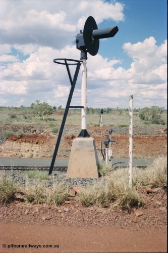 226-20
Shaw North, 216.5 km, all the departure signals in a row looking across the cutting. SWN 4R, SWN 4, SWN 6 and SWN 6R for north bound movements. [url=https://goo.gl/maps/emPzCHvnzAJ2]GeoData[/url].
