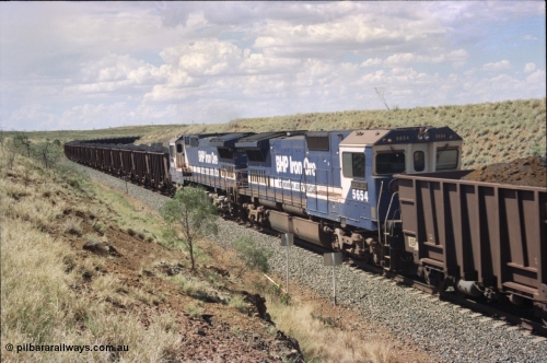 226-36
Shaw siding 219 km, 5654 'Kashima' serial 8412-11 / 93-145 is the trail or slave remote on the mid-train pair of units, note the large flat fuel tank indicating this unit was a Comeng NSW built ALCo before rebuild. [url=https://goo.gl/maps/JLjSYskHScU2]GeoData[/url].
Keywords: 5654;Goninan;GE;CM40-8M;8412-11/93-145;rebuild;Comeng-NSW;ALCo;M636C;5493;C6084-9;