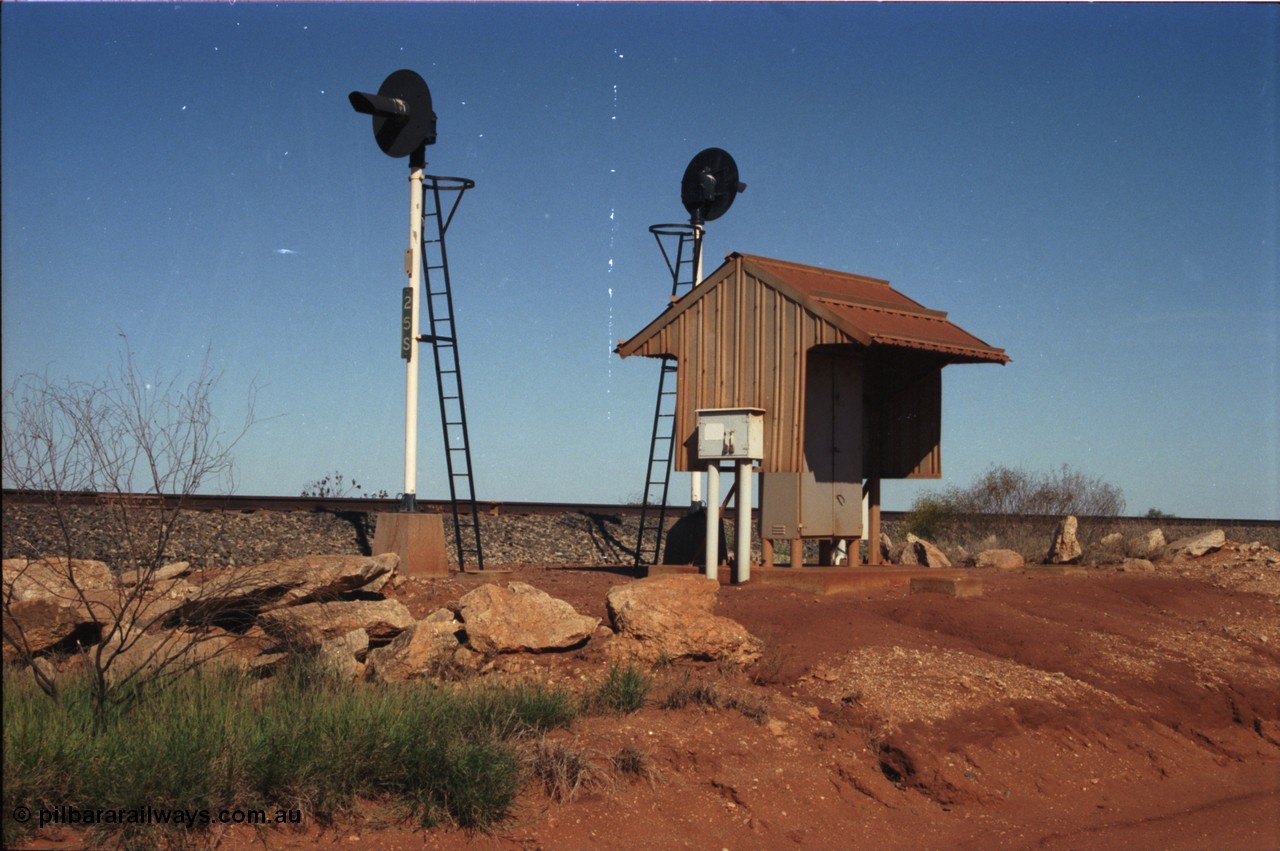 227-30
25 km signal location on the BHP Newman mainline. 25 S for south bound trains, the other signal is 25 N. [url=https://goo.gl/maps/wLVbPJhpBm92]GeoData[/url].
