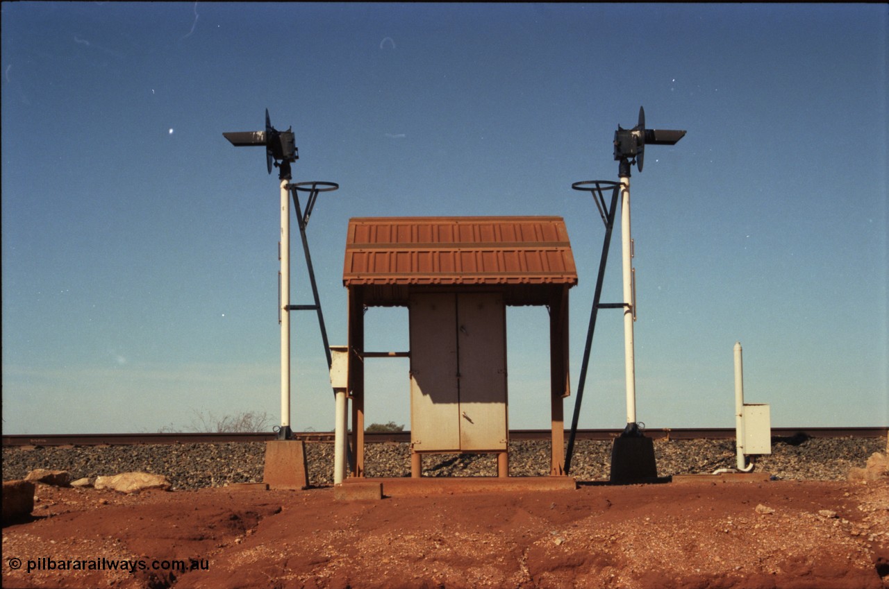 227-31
25 km signal location on the BHP Newman mainline. 25 S for south bound trains, the other signal is 25 N. [url=https://goo.gl/maps/wLVbPJhpBm92]GeoData[/url].
