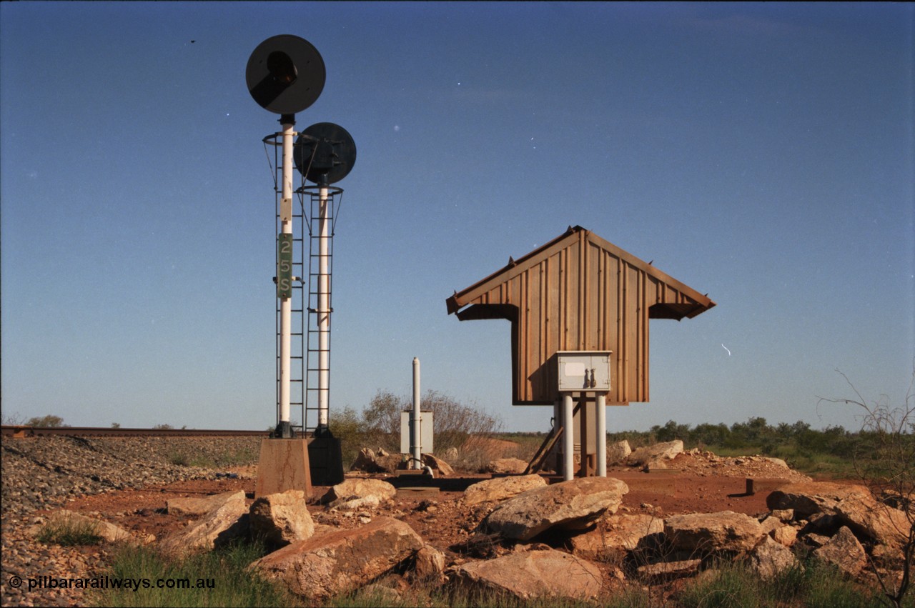 227-32
25 km signal location on the BHP Newman mainline. 25 S for south bound trains, the other signal is 25 N. [url=https://goo.gl/maps/wLVbPJhpBm92]GeoData[/url].
