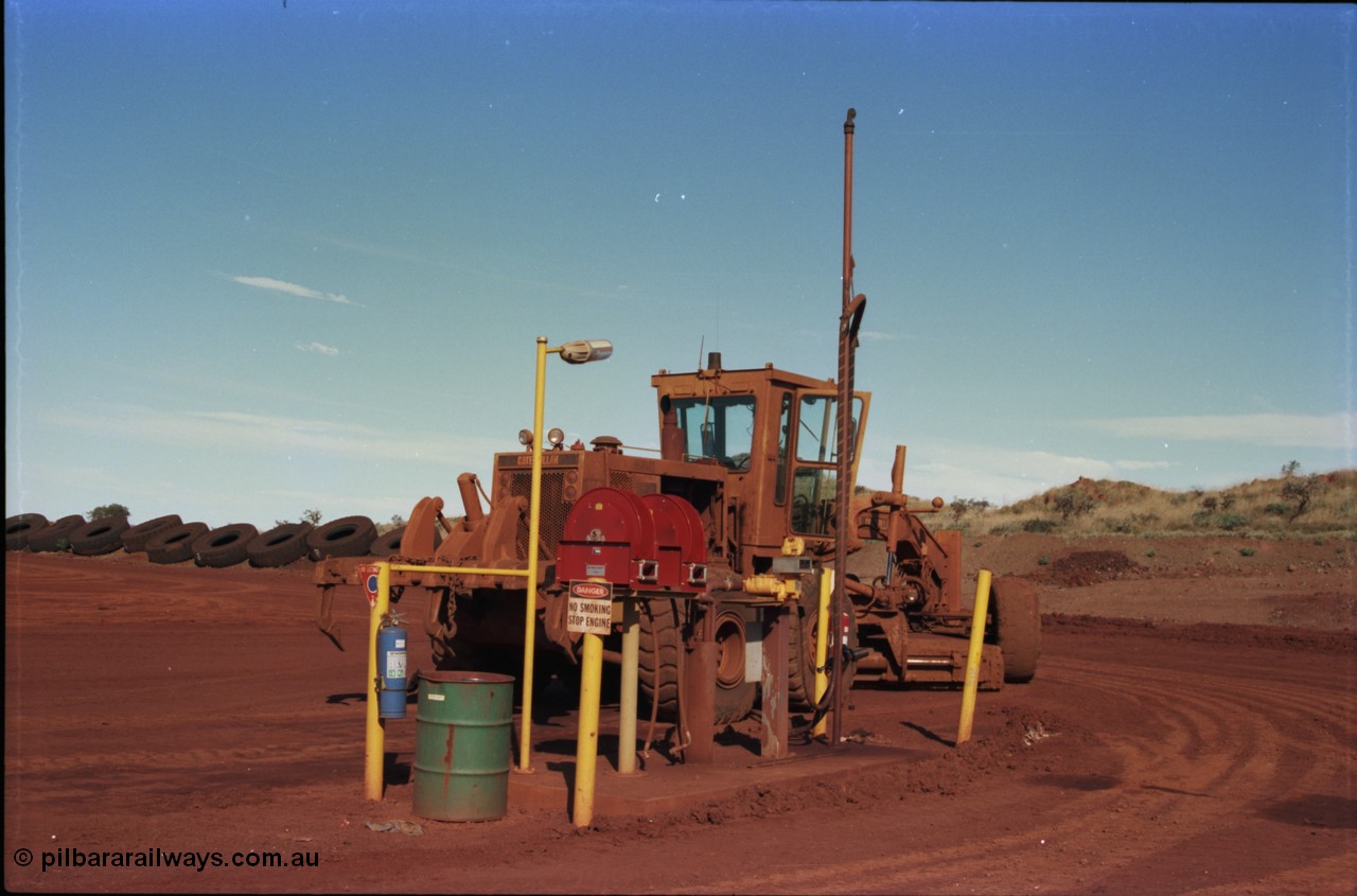 228-14
Yandi Two mobile machine fuel point. A Caterpillar 16G road motor grader is receiving attention.
Keywords: Caterpillar;16G;