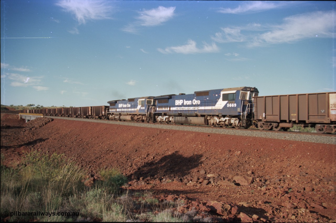 228-23
Yandi Two branch, the afternoon empty train mid-train remotes cross the bridge at the YT307 km in the form of elephant style Goninan final rebuild GE CM40-8MEFI model unit 5669 'Beilun' serial 8412-02/95-160 and CM40-8M model 5638 'Mallina' serial 8281-02/92-127. Geodata [url=https://goo.gl/maps/S1bX3ycGXqE2] -22.706976, 119.097651 [/url].
Keywords: 5669;Goninan;GE;CM40-8EFI;8412-02/95-160;rebuild;Comeng-NSW;ALCo;M636C;5486;C6084-2;