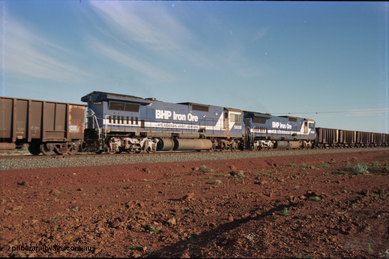 228-24
Yandi Two branch, trailing shot of the afternoon empty train mid-train remotes heading west near the YT307 km in the form of elephant style Goninan final rebuild GE CM40-8MEFI model unit 5669 'Beilun' serial 8412-02/95-160 and CM40-8M model 5638 'Mallina' serial 8281-02/92-127. Geodata [url=https://goo.gl/maps/S1bX3ycGXqE2] -22.706976, 119.097651 [/url].
Keywords: 5638;Goninan;GE;CM40-8M;8281-02/92-127;rebuild;AE-Goodwin;ALCo;C636;5464;G6035-5;