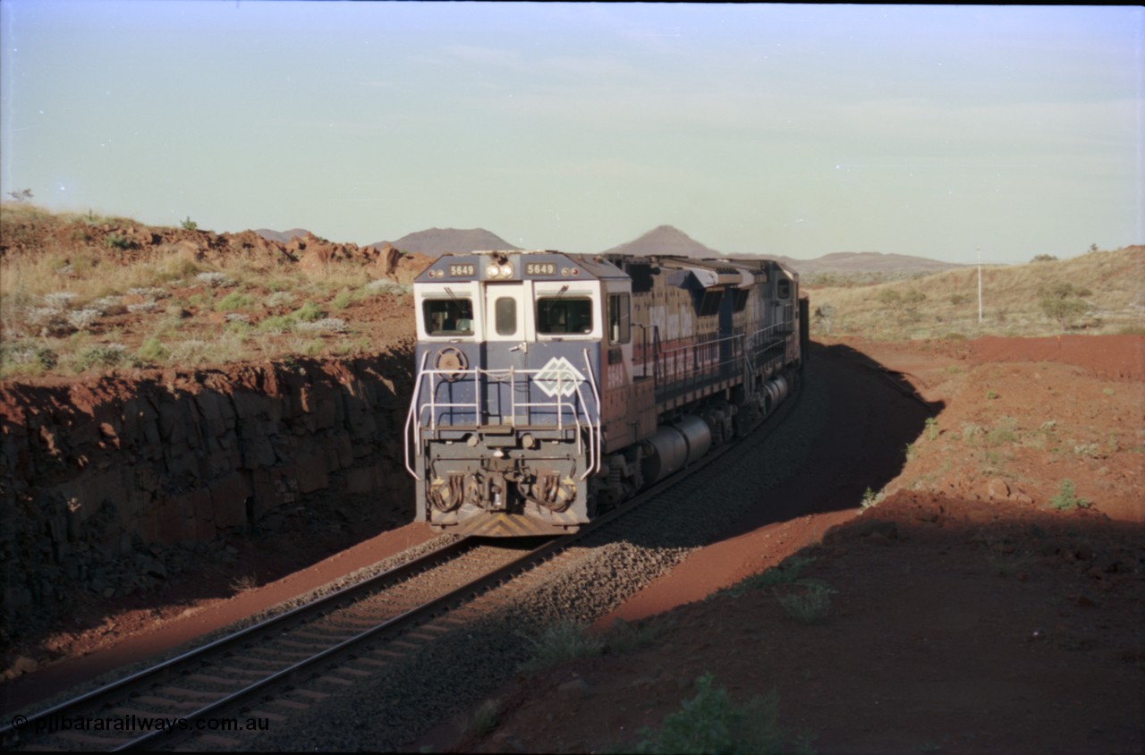 228-27
Yandi Two balloon loop, the afternoon empty train arrives at the load-out tunnel behind a standard pair of Goninan rebuilt GE CM40-8M model units 5649 'Pohang' serial 8412-07/93-140 and 5644 'Kangan' serial 8281-09/92-133. Geodata [url=https://goo.gl/maps/KbzBN9Bt4k52] -22.720824, 119.043410 [/url].
Keywords: 5649;Goninan;GE;CM40-8M;8412-07/93-140;rebuild;AE-Goodwin;ALCo;M636C;5473;G6047-5;