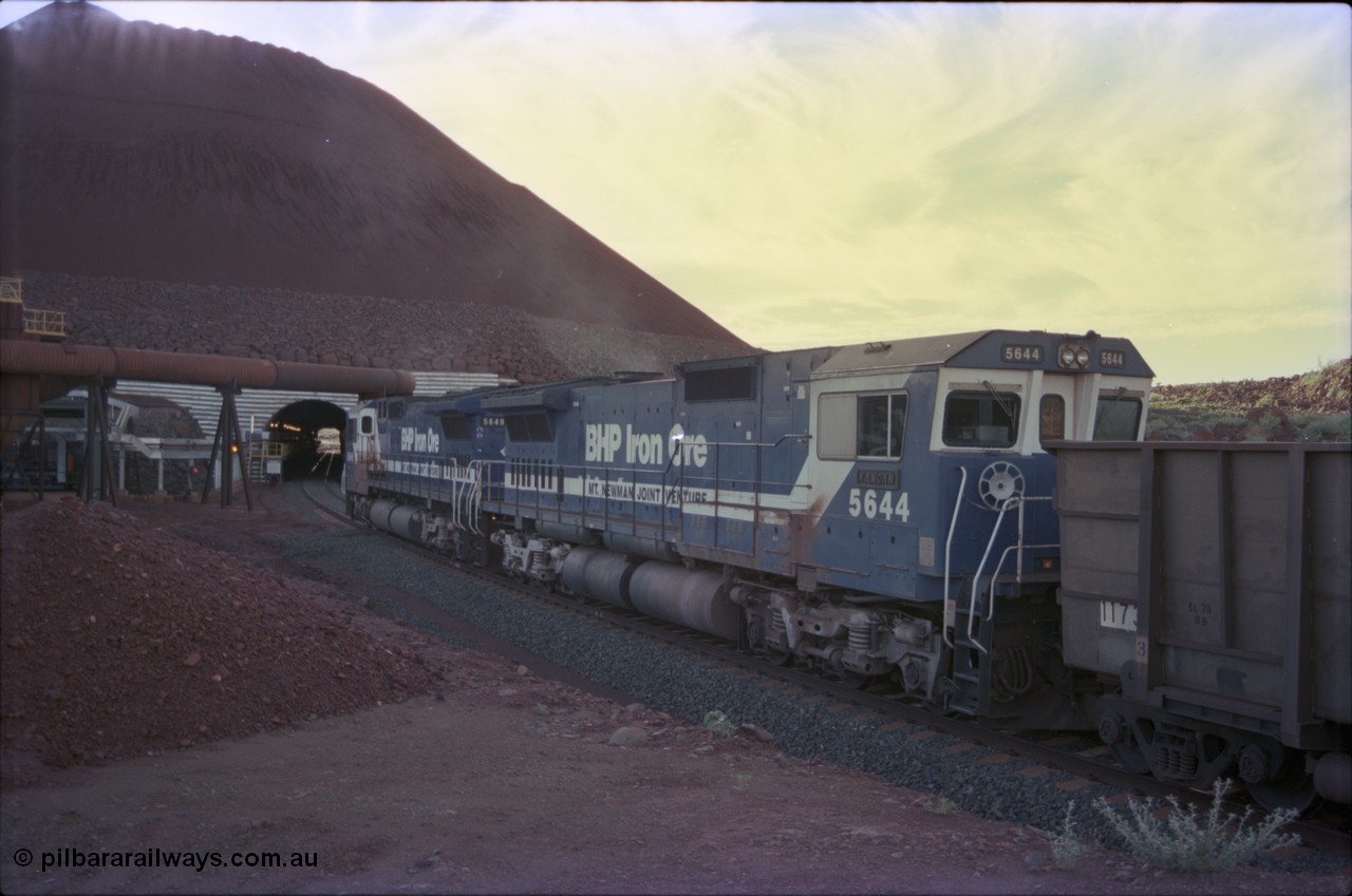 228-31
Yandi Two load-out tunnel, trailing view of empty train about to enter for loading behind a standard pair of Goninan rebuilt GE CM40-8M model units 5649 'Pohang' serial 8412-07/93-140 and 5644 'Kangan' serial 8281-09/92-133. Geodata [url=https://goo.gl/maps/KbzBN9Bt4k52] -22.720824, 119.043410 [/url].
Keywords: 5644;Goninan;GE;CM40-8M;8281-09/92-133;rebuild;AE-Goodwin;ALCo;M636C;5471;G6047-3;