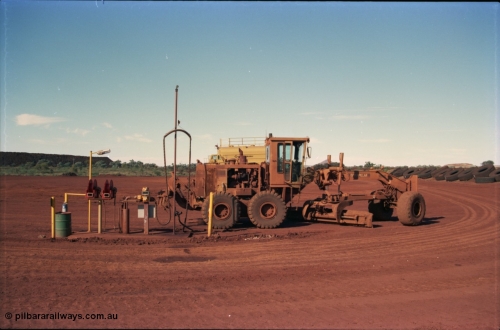228-15
Yandi Two mobile machine fuel point. A Caterpillar 16G road motor grader is receiving attention.
Keywords: Caterpillar;16G;