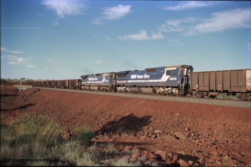 228-23
Yandi Two branch, the afternoon empty train mid-train remotes cross the bridge at the YT307 km in the form of elephant style Goninan final rebuild GE CM40-8MEFI model unit 5669 'Beilun' serial 8412-02/95-160 and CM40-8M model 5638 'Mallina' serial 8281-02/92-127. Geodata [url=https://goo.gl/maps/S1bX3ycGXqE2] -22.706976, 119.097651 [/url].
Keywords: 5669;Goninan;GE;CM40-8EFI;8412-02/95-160;rebuild;Comeng-NSW;ALCo;M636C;5486;C6084-2;