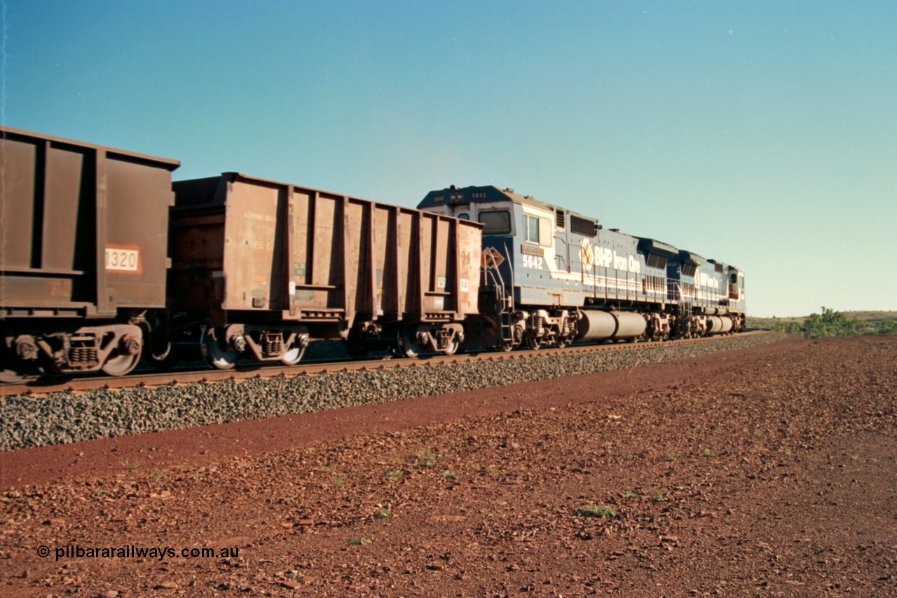 229-04
Yandi Two at the 311.5 km with an empty BHP train heading for the loadout behind a pair of Goninan rebuild CM40-8M GE units with second unit 5642 'Wallareenya' serial 8281-07 / 92-131 trailing sister unit 5650. [url=https://goo.gl/maps/DcycDGojcBt]GeoData[/url].
Keywords: 5642;Goninan;GE;CM40-8M;8281-07/92-131;rebuild;AE-Goodwin;ALCo;C636;5467;G6041-3;