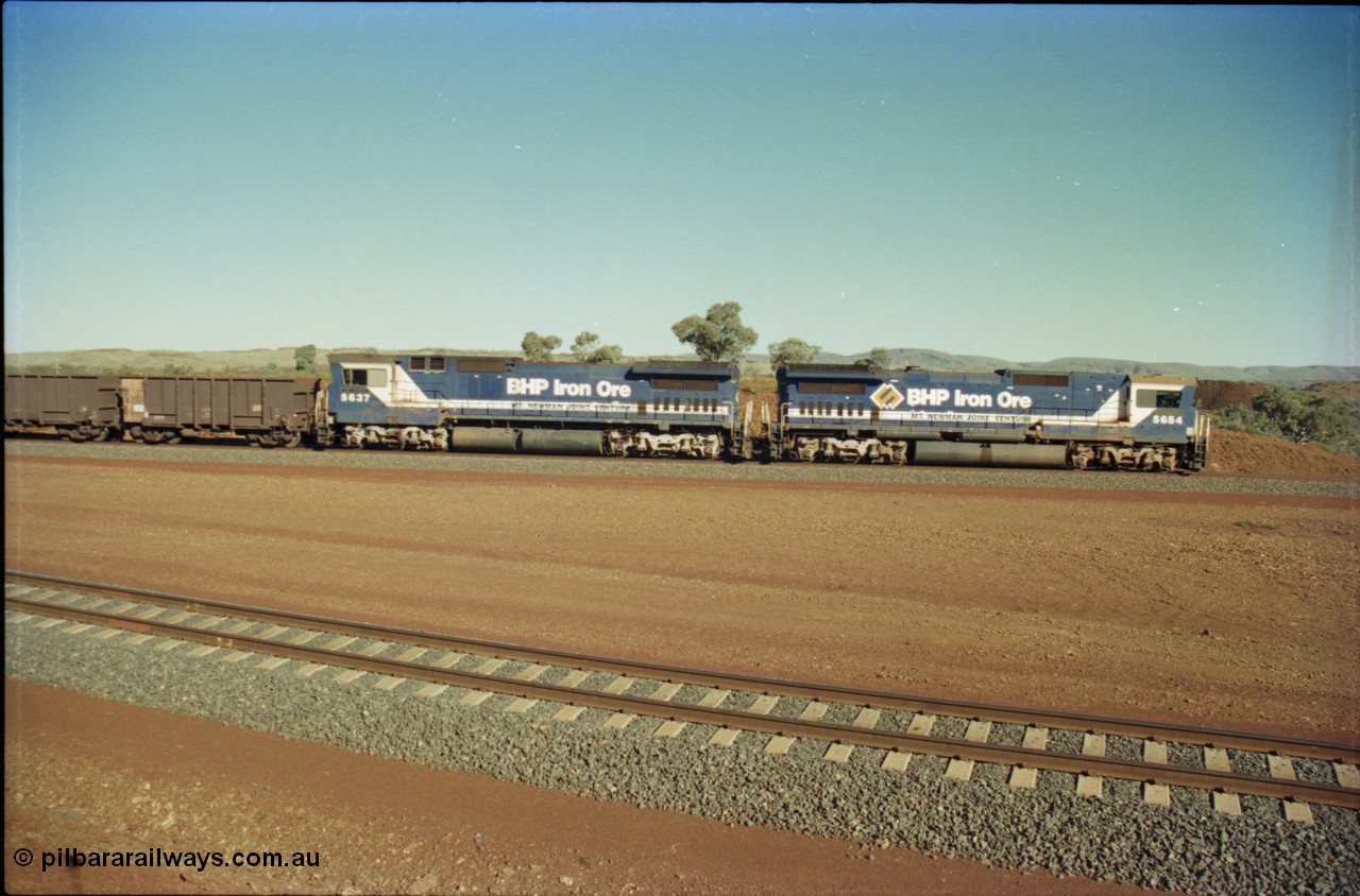 230-09
Yandi Two balloon loop, empty car side, side view of two Goninan GE CM40-8M rebuilds from different ALCo builders. 5654 'Kashima' serial 8412-11/93-145 is from Comeng ALCo M636 unit 5493 while 5637 'De Grey' serial 8181-01/92-123 is from an AE Goodwin ALCo C636 unit 5456. Geodata [url=https://goo.gl/maps/DcycDGojcBt] -22.713725, 119.055762 [/url].
Keywords: 5654;Goninan;GE;CM40-8M;8412-11/93-145;rebuild;Comeng-NSW;ALCo;M636C;5493;C6084-9;