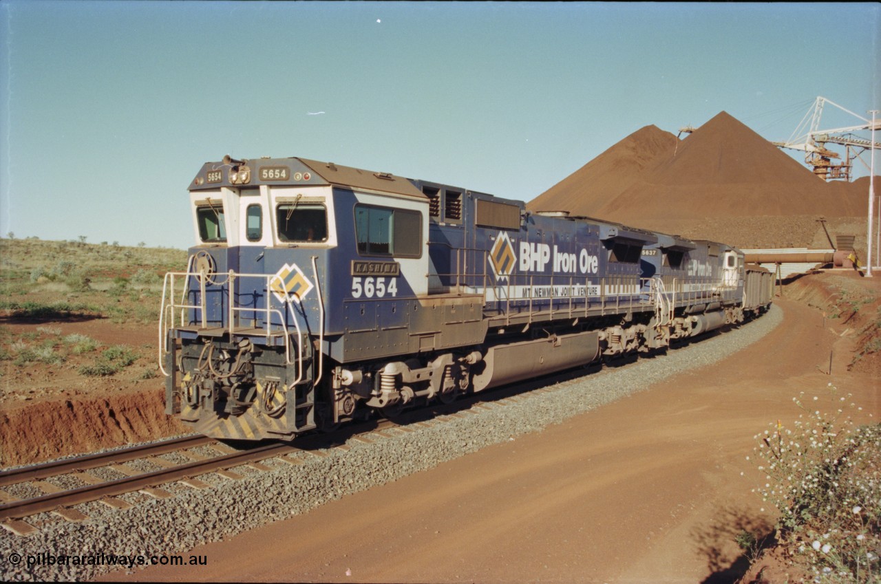 230-29
Yandi Two balloon loop, two Goninan GE CM40-8M rebuilds from different ALCo builders. 5654 'Kashima' serial 8412-11/93-145 is from Comeng ALCo M636 unit 5493 while 5637 'De Grey' serial 8181-01/92-123 is from an AE Goodwin ALCo C636 unit 5456. 5654 wears the marigold BHP logo while 5637 has the silver logo on one the ends. Geodata [url=https://goo.gl/maps/h68ia1caJvL2] -22.718338, 119.039909 [/url].
Keywords: 5654;Goninan;GE;CM40-8M;8412-11/93-145;rebuild;Comeng-NSW;ALCo;M636C;5493;C6084-9;