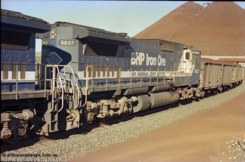 230-30
Yandi Two balloon loop, Goninan GE CM40-8M rebuild 5637 'De Grey' serial 8181-01/92-123 is from an AE Goodwin ALCo C636 unit 5456. 5637 has the silver BHP logo on the end but the hood logo has been painted out. Geodata [url=https://goo.gl/maps/h68ia1caJvL2] -22.718338, 119.039909 [/url].
Keywords: 5639;Goninan;GE;CM40-8M;8281-03/92-128;rebuild;AE-Goodwin;ALCo;C636;5459;G6027-3;